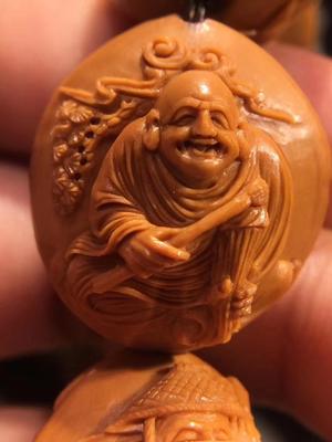 核雕艺术的创新之作:弥勒、财神、罗汉新作展示