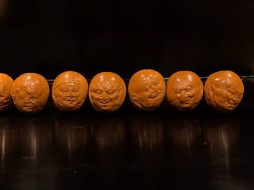 刀下功夫 核中乾坤 陈亮的橄榄核雕之美