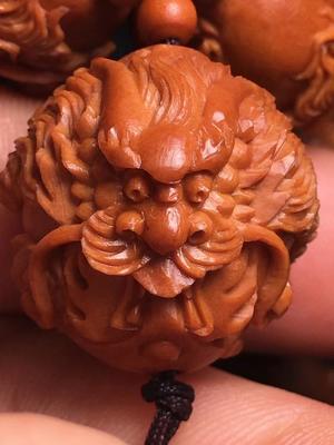 橄榄核雕在尺寸之间