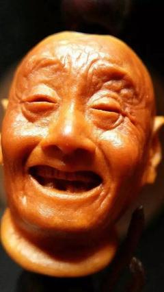 岁月雕琢的微笑 探访超写实核雕创始人罗根候的核雕艺术